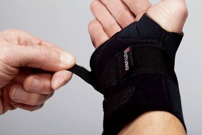 FUTURO(TM) Energizing Wrist Support