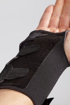 FUTURO(TM) Reversible Splint Wrist Brace