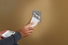3M(TM) PATCH plus primer wall repair kit application image.